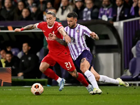 Hậu vệ Liverpool bị chê ngủ quên trước Toulouse