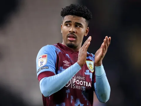 Từ chối chuyển nhượng, sao Chelsea được tưởng thưởng