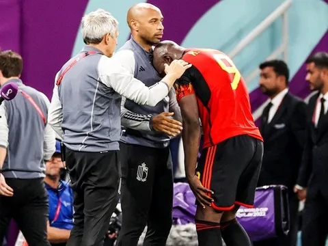 Tự oán trách bản thân, Lukaku gục lên Henry khóc nức nở