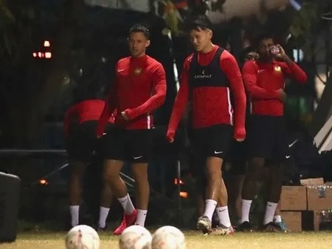 Tuyển Malaysia tập kín sau khi đến Việt Nam