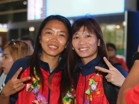 Tuyển nữ Việt Nam được chào đón nồng nhiệt khi về nước