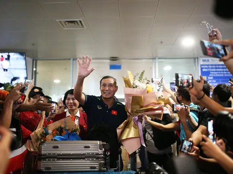 Tuyển nữ Việt Nam rộn ràng về nước sau kỳ World Cup lịch sử