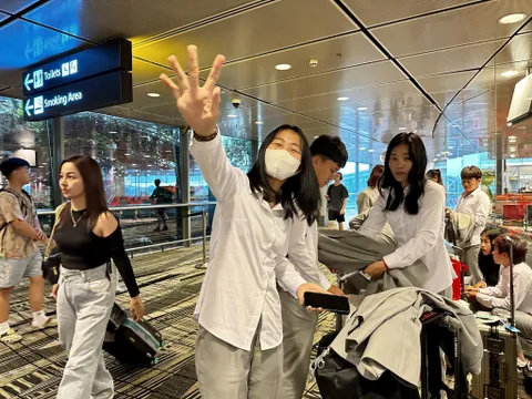 Tuyển nữ Việt Nam tranh thủ mua sắm, chờ nối chuyến đến New Zealand