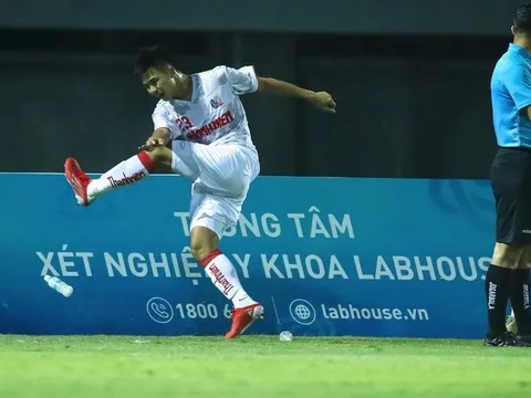 Tuyển thủ U23 Việt Nam đá văng chai nước trong thất bại ở giải trẻ