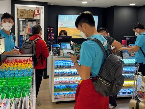 Tuyển thủ Việt Nam tranh thủ mua quà Singapore tặng người thân