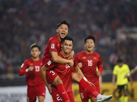 Tuyển Việt Nam đè bẹp Malaysia: Vận son thầy Park… cứu Văn Toàn chơi dại