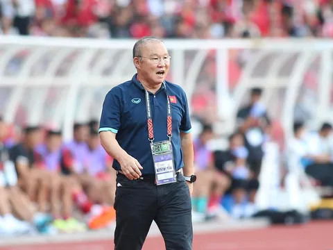 Tuyển Việt Nam gặp khó: Thầy Park sai hay ông Shin xuất sắc?