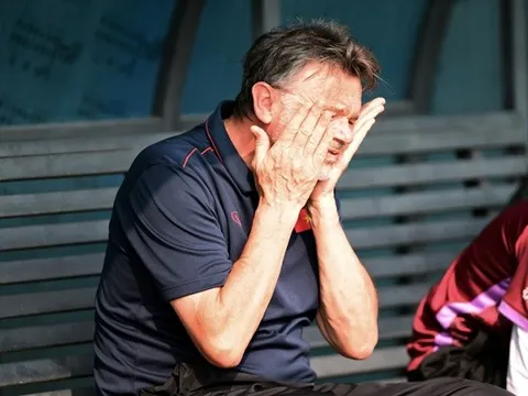 Tuyển Việt Nam: HLV Troussier gặp khó giữa ngã ba đường