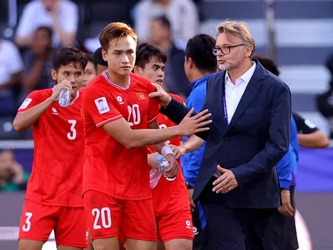 Chuyên gia phân tích thẻ đỏ của Văn Khang; VFF nói việc sa thải HLV Troussier