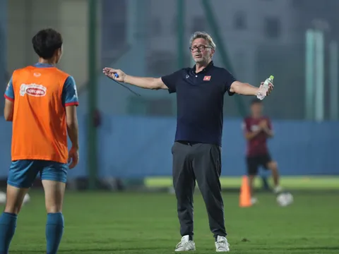 Văn Toàn bị HLV Philippe Troussier nhắc nhở