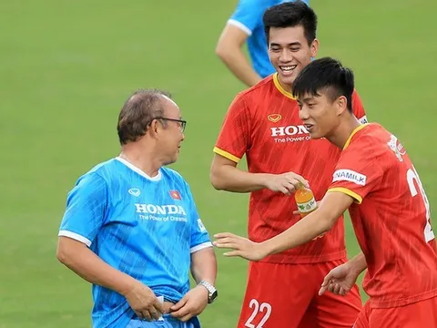 Thầy Park hành động đáng yêu; HLV Polking có thể chia tay Thái Lan