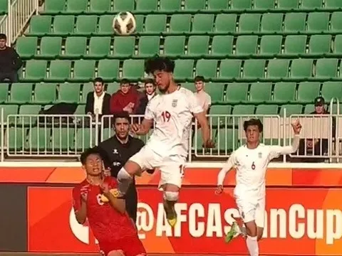 U20 Iran thoát chiếc thẻ đỏ trước Việt Nam