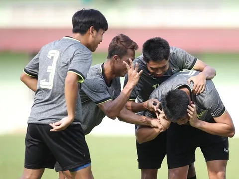 U22 Thái Lan chơi trò 'búng tai', không lo bị do thám