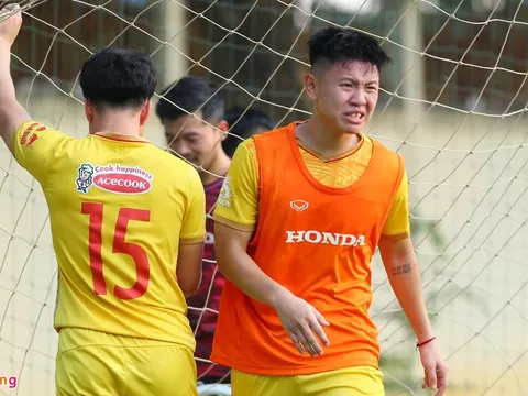 U22 Việt Nam bị quay lén từ trên cây trước trận Lào