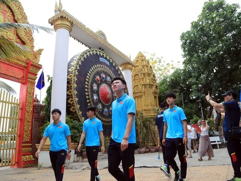 U22 Việt Nam đi chùa ở Campuchia