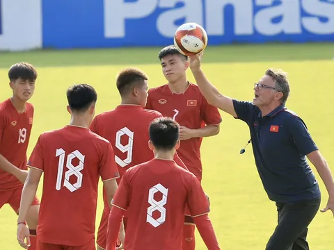 U22 Việt Nam rộn tiếng cười, hứng khởi chờ đấu Lào