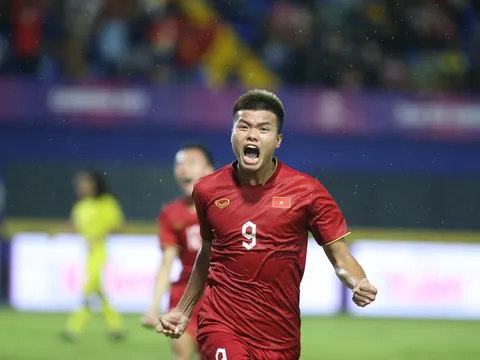 U22 Việt Nam vào bán kết SEA Games 32: Văn Tùng tiếp tục bay cao