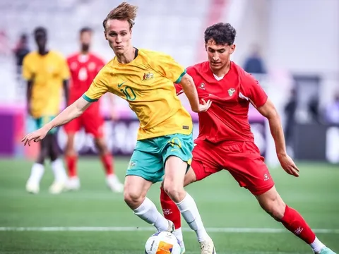 Indonesia cười mỉm khi Australia suýt thua trong trận đấu đá hơn người