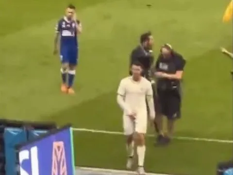 CĐV hô tên Messi, Ronaldo đáp trả bằng hành động tục tĩu