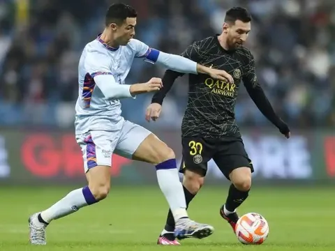 Ronaldo tắc bóng ngay trong chân Messi