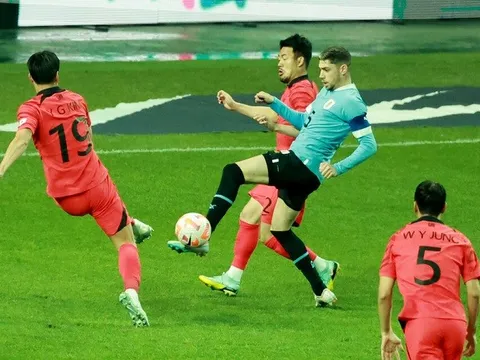 Uruguay thắng trận sau khi VAR tước bàn của Hàn Quốc