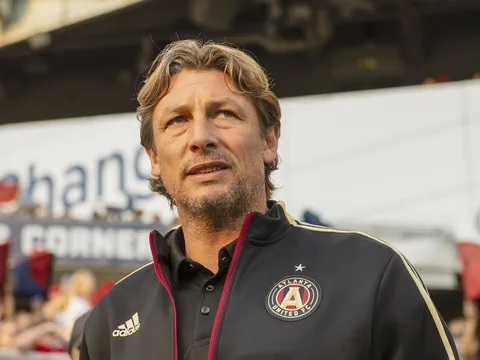 Cựu hậu vệ M.U dẫn dắt đội bóng cũ của Messi