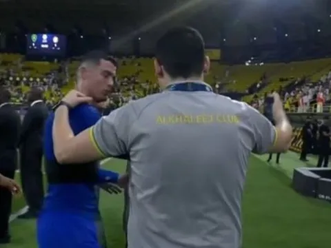 Ronaldo bất ngờ nổi giận, từ chối chụp hình với đối thủ