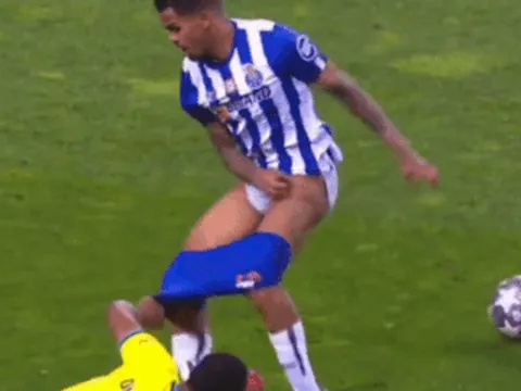 Hậu vệ Inter kéo tụt quần đối thủ ở Champions League
