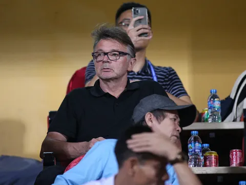 V-League trở lại, HAGL thắng và nụ cười của HLV Troussier