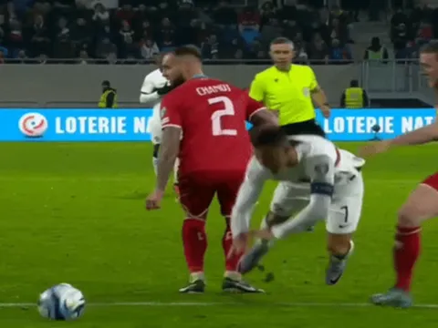 Ronaldo bị chế nhạo bởi pha ăn vạ trước Luxembourg