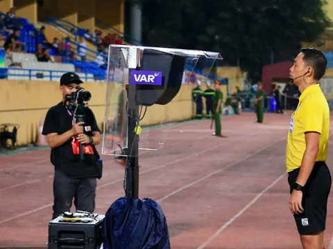 Chờ cái kết đẹp cho chặng thử nghiệm của VAR ở V-League