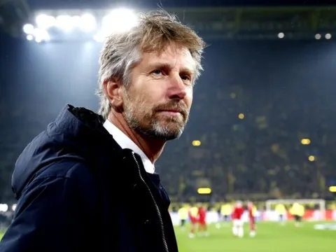 Edwin van der Sar đột ngột rời Ajax