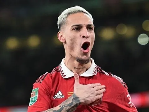 Berbatov: Antony xứng đáng bị chỉ trích