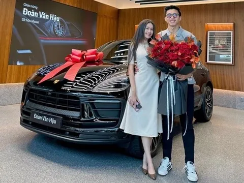 Văn Hậu cùng bạn gái tậu xe sang giá 5 tỷ đồng