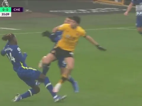 Va chạm cực mạnh, sao Chelsea rời sân sau hiệp 1