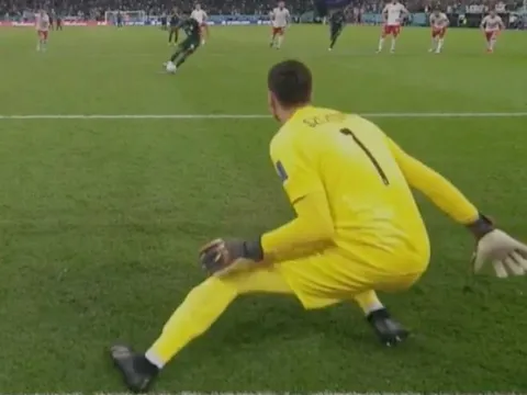 Vài centimet gót chân giúp Szczesny thành người hùng của Ba Lan