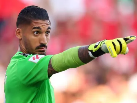 Alvaro Valles - Manuel Neuer của La Liga