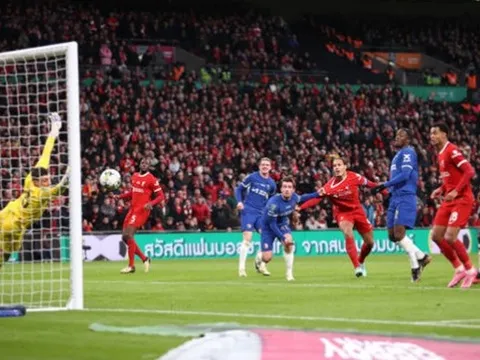 'Klopp xuất hiện với vẻ mặt gượng gạo'