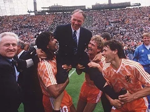 Van Basten bị người thầy cũ lừa dối