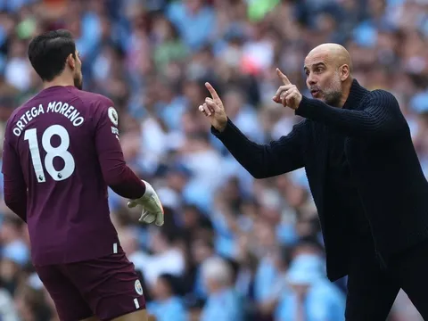 Van Basten chỉ trích Pep Guardiola thiếu chuyên nghiệp