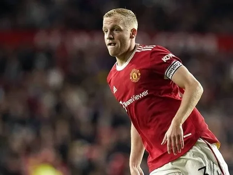 Đồng đội hiến kế giúp Van de Beek rời khỏi Man United