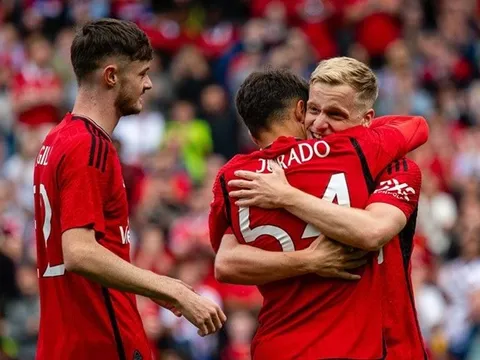 Van de Beek lập siêu phẩm, Juan Mata gửi lời nhắn