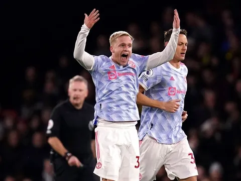 'Và Van de Beek không thể đá chính ở đội hình này, thật đáng xấu hổ'