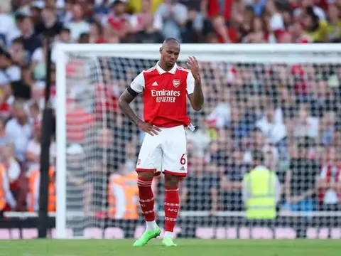 Vấn đề của Gabriel thúc giục Arsenal thực hiện thương vụ tiềm năng