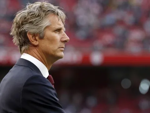 Van der Sar quyết không nhả người