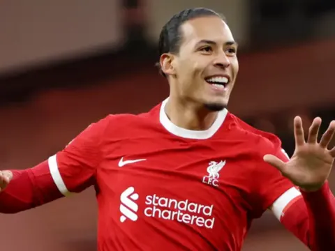 "Van Dijk chạy nhanh hơn tôi"