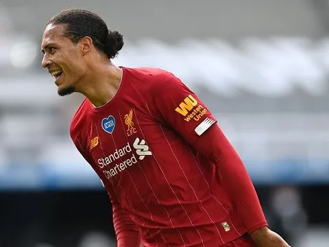 Van Dijk đưa Carragher trở lại mặt đất