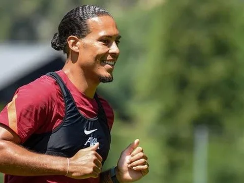 Carragher: "Virgil van Dijk giỏi hơn nhiều so với Nemanja Vidic"