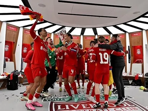 Van Dijk dẫn đầu cuộc ăn mừng điên cuồng của Liverpool