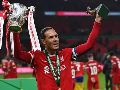 Van Dijk truyền tải thông điệp tới đàn em